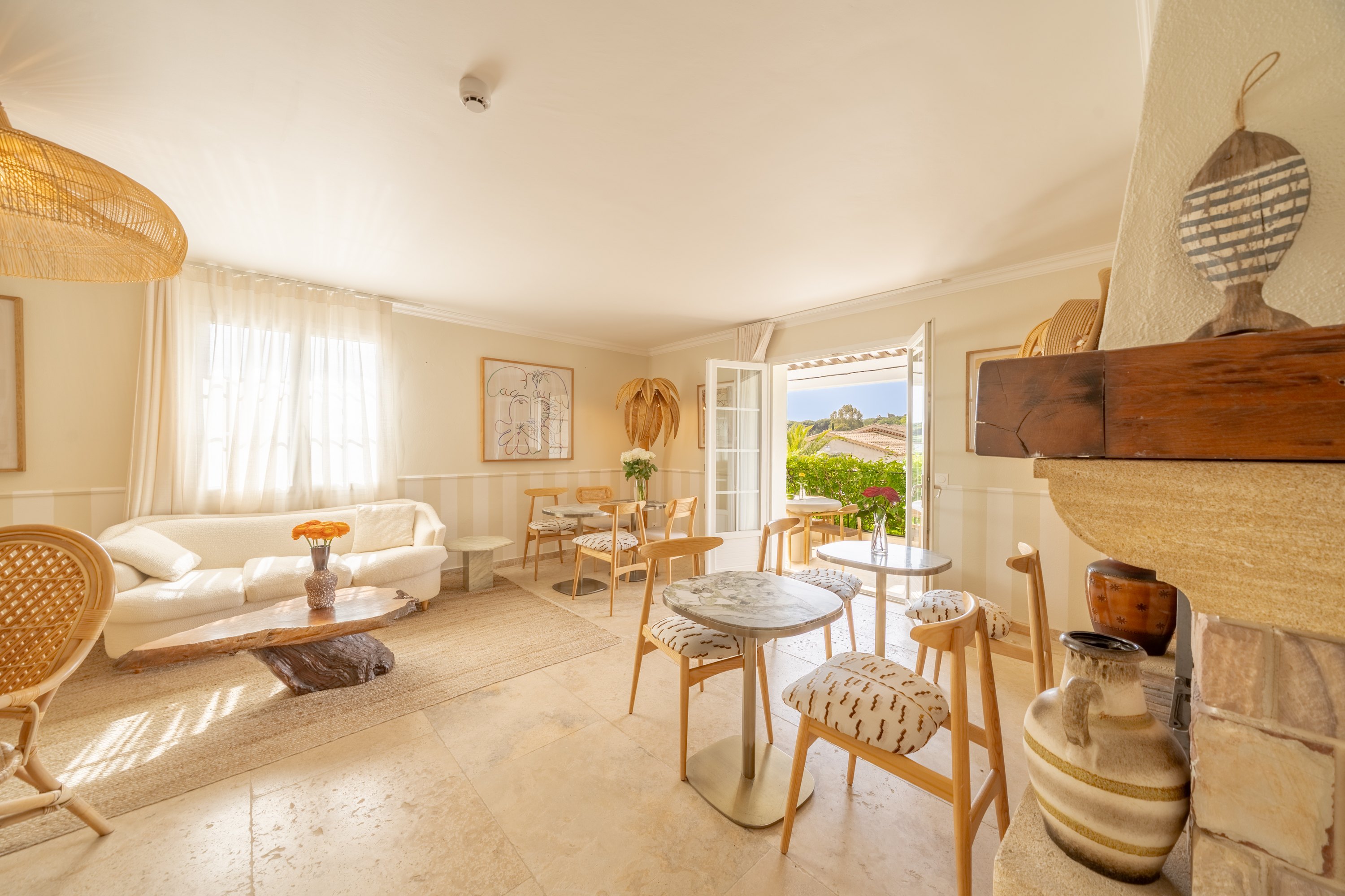 Salon avec cheminée